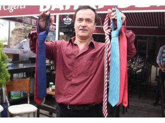 Elleri Arkada Kravat Bağladı