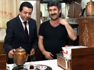 Zırhlıoğlu Vatandaşlara Elleriyle Çay İkram Etti