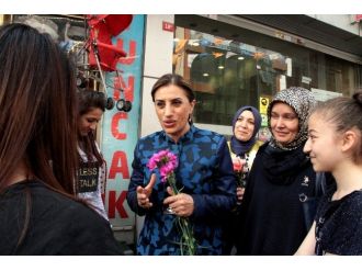 Kız Öğrencilerden Ak Parti’li Adayı Güldüren İstek