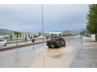 Tunceli’de Yağmur Yolu Kapattı