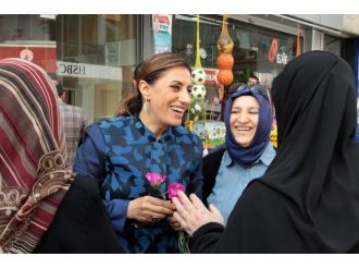 Kız Öğrencilerden Ak Partili Adayı Güldüren İstek