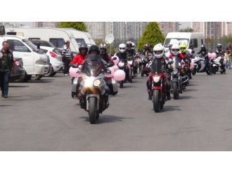Kadın Motorcular Pembe Balonlarıyla Yollarda