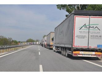 Komşuda Operasyon Bizde Kuyruk