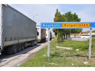 Komşuda Operasyon Bizde Kuyruk
