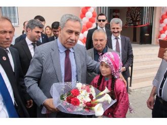 Arınç, Mikrofonun Azizliğine Uğrayınca Esprileri Patlattı