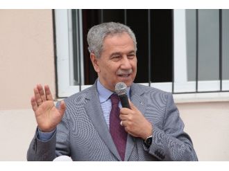Mikrofonun Azizliğine Uğrayan Arınç, Esprileri Patlattı