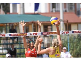 Plaj Voleybolu Nefes Kesiyor