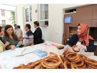 Sena Nur Çelik, Esnaf Ziyaretinde Simit Yapıp Dağıttı