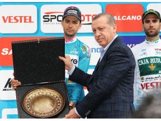 Şampiyon Ödülünü Erdoğan’dan Aldı