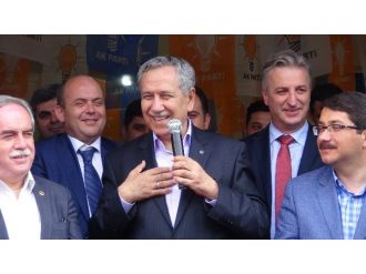 Konuşması Sloganlarla Bölününce Tepkisi Gülmek Oldu