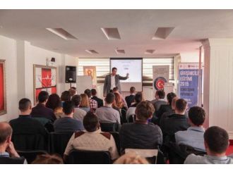 Türkiye Mezunu Kosovalı Gençlere Tika’dan Girişimcilik Eğitimi