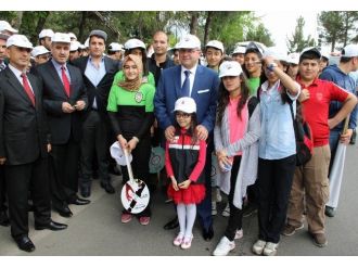 Diyarbakır’da Bu Kez Polisler Yol Kapatıp Yürüyüş Düzenledi