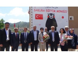 Eski Japon Bakan Suriyeli Çocuklarla Buluştu