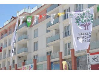 Osmaniye’de Hdp’nin Seçim Bayraklarına Saldırı