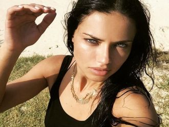 Adriana Lima Mayweather’ı Fena Ti’ye Aldı