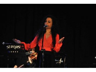 ’İçinden Müzik Geçen Romanlar’ Dinleyenleri Mest Etti