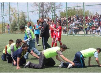 Engelli Öğrencilerden Timsah Yürüyüşlü Gol Sevinci
