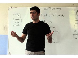 Köy Öğrencilerini Önce Tıraş Etti, Sonra Filmini İzletti