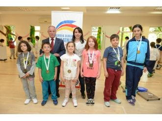 Minik Eskrimciler Madalyalarına Kavuştu