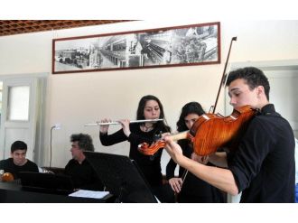 Dokuma Fabrikasından Beethoven, Mozart, Çaykovski Besteleri Yükseldi