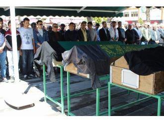 Gümüşhane’deki Kazada Ölen 3 Kardeşin Cenazeleri Toprağa Verildi