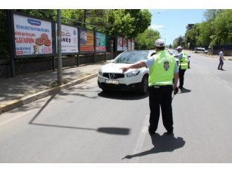 Diyarbakır’da Küçük “Şahin Polisler” Sürücüleri Durdurarak Uyardı