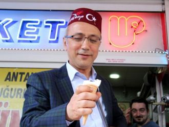 Lütfi Elvan Dondurmacı Oldu