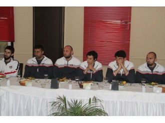 Büyükşehir Belediyesi’nden Sporculara Moral Yemeği