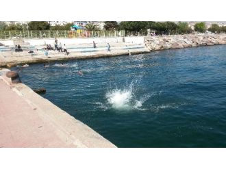 İstanbul’da Deniz Sezonunu Öğrenciler Açtı