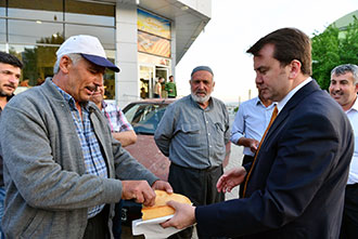 Başkan Erkoç Vatandaşlarla Kucaklaştı