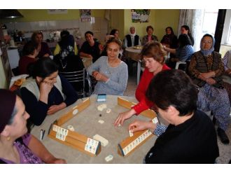 Erkekler Ev İşinde, Kadınlar Okeyde