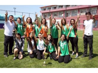 Kızlar, Futbolda Erkeklere Taş Çıkarttı