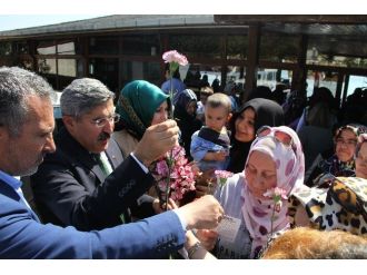 Ak Parti’li Yayman, Coşkulu Kalabalığı Görünce Sandalye Üzerinde Konuştu