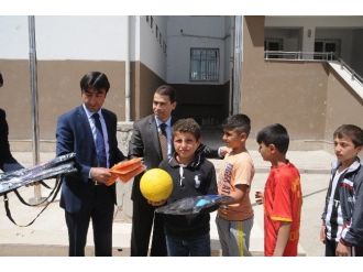 Menderes İlköğretim Okulu’na Spor Malzemesi Desteği