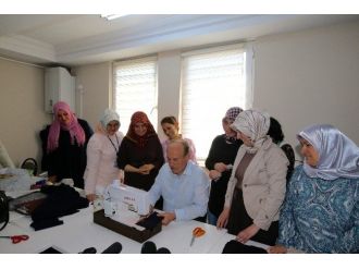 Başkan Topbaş İsmek Kursunda Dikiş Dikti