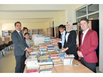 Öğrenciler Kapı Kapı Dolaşıp 7 Bin 500 Kitap Topladılar