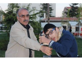 Çocuğunun Yürüyebilmesi İçin Evini Satacak