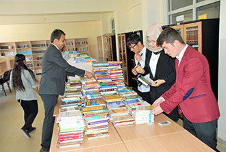 Kapı Kapı Dolaşıp 7 Bin 500 Kitap Topladılar