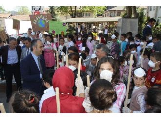 Belediye Başkanı Sokakları Süpürdü
