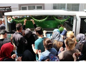 Eski Kocasının Öldürdüğü Kadın Göz Yaşları Arasında Son Yolculuğuna Uğurlandı