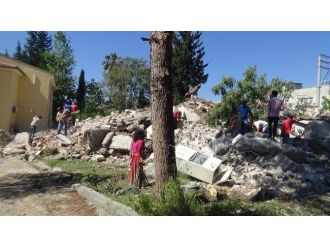 Yıkılan Lojmana Akın Ettiler