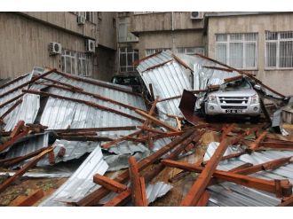 Çatılar Uçtu, Ağaçlar Apartmanlara Devrildi !