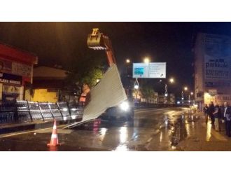 Şiddetli Rüzgar Çatıları Uçurdu