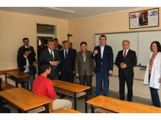 Bakan Çelik Okuduğu Liseyi Ziyaret Etti