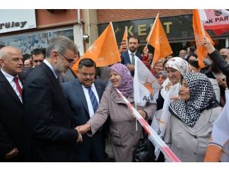 Bakan Yıldız, Cuma Namazı Çıkışı Vatandaşlara Pilav İkram Etti