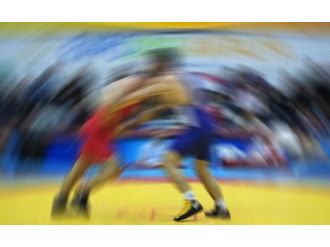 Yıldız Güreşçilerden Madalya Yağmuru