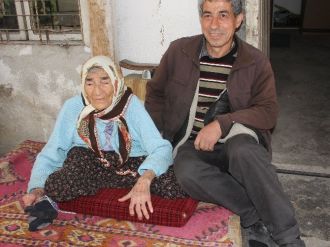 Annesine Bakabilmek İçin Hiç Evlenmedi
