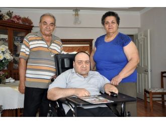Engelli Oğluna 42 Yıldır Özenle Bakıyor