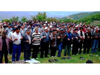 Yüzlerce Çiftçi Yağmur Duasına Çıktı