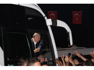 Cumhurbaşkanı Erdoğan Satranç Takımı Dağıttı